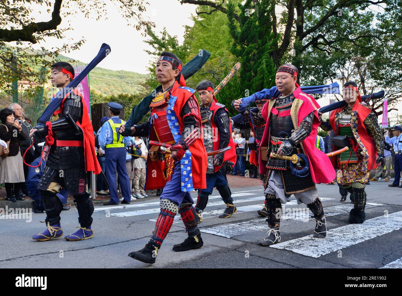 Giappone, Hakone, Yumoto, Honshu Island: La sfilata Hakone Daimyo Gyoretsu, una vivace processione di figure storiche, ballerini e musicisti. Questo pa Foto Stock