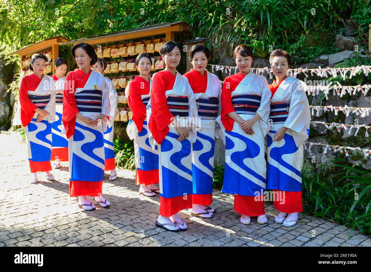 Giappone, Hakone, Yumoto, Honshu Island: La sfilata Hakone Daimyo Gyoretsu, una vivace processione di figure storiche, ballerini e musicisti. Questo pa Foto Stock