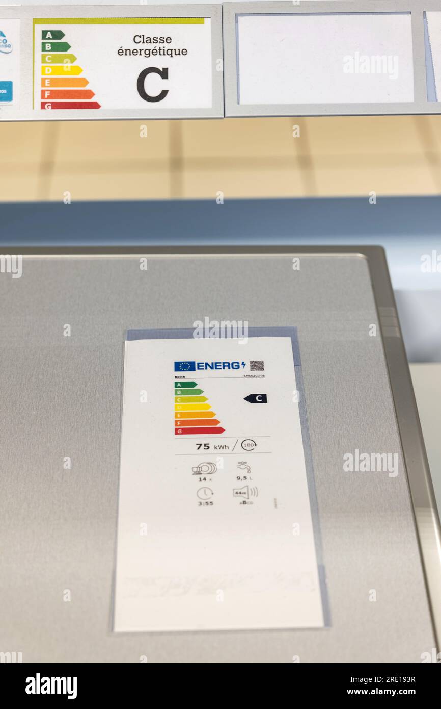 Etichetta di efficienza energetica su una lavatrice in un negozio di elettrodomestici. Etichetta energetica che classifica gli apparecchi su una scala da A A G in base alla quantità di e Foto Stock Etichetta di efficienza energetica su una lavatrice in un negozio di elettrodomestici. Etichetta energetica che classifica gli apparecchi su una scala da A A G in base alla quantità di e Foto Stock