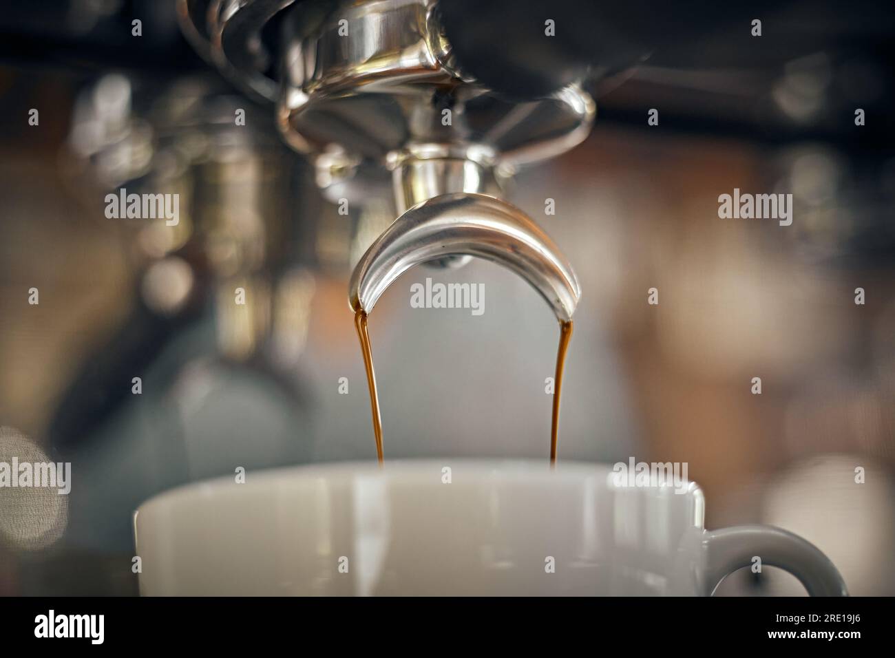 Primo piano della macchina per il caffè espresso nel caffè, messa a fuoco selettiva Foto Stock