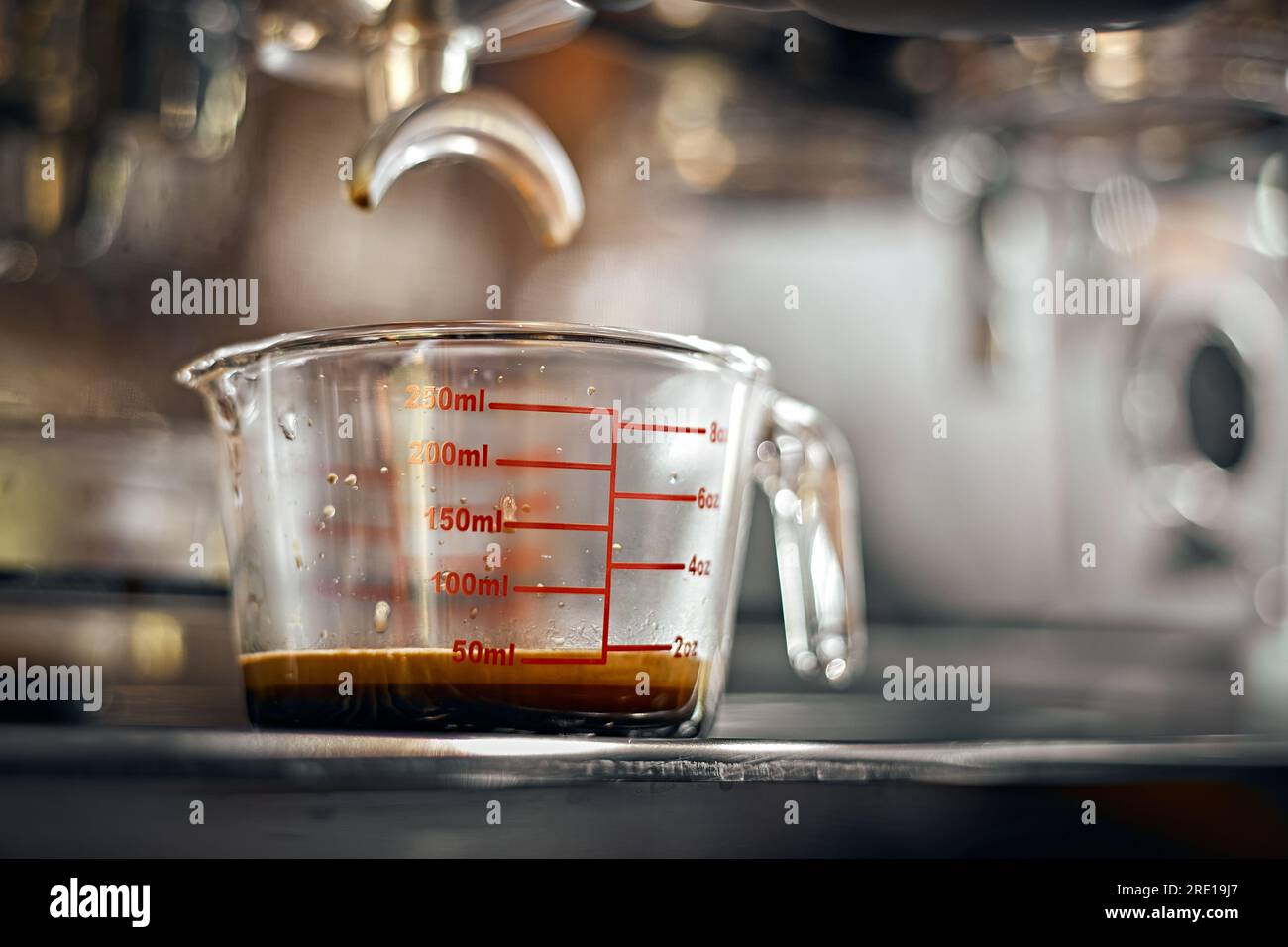 Primo piano della macchina per il caffè espresso nel caffè, messa a fuoco selettiva Foto Stock