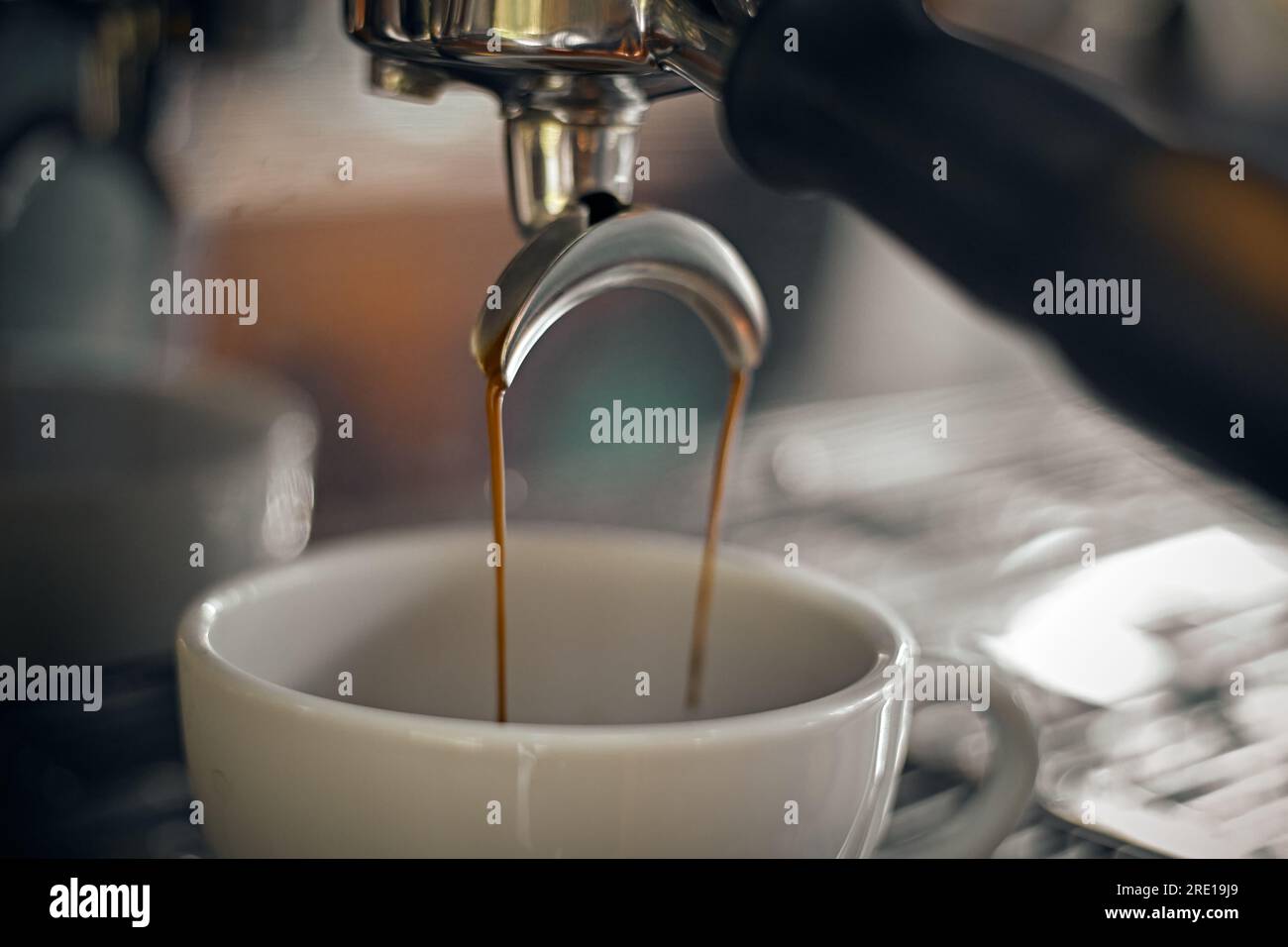 Primo piano della macchina per il caffè espresso nel caffè, messa a fuoco selettiva Foto Stock