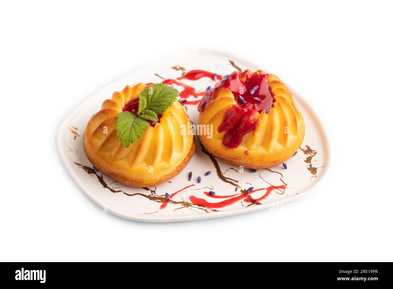 Cheesecake di semola con marmellata di fragole, lavanda isolata su fondo bianco. vista laterale, primo piano. Foto Stock