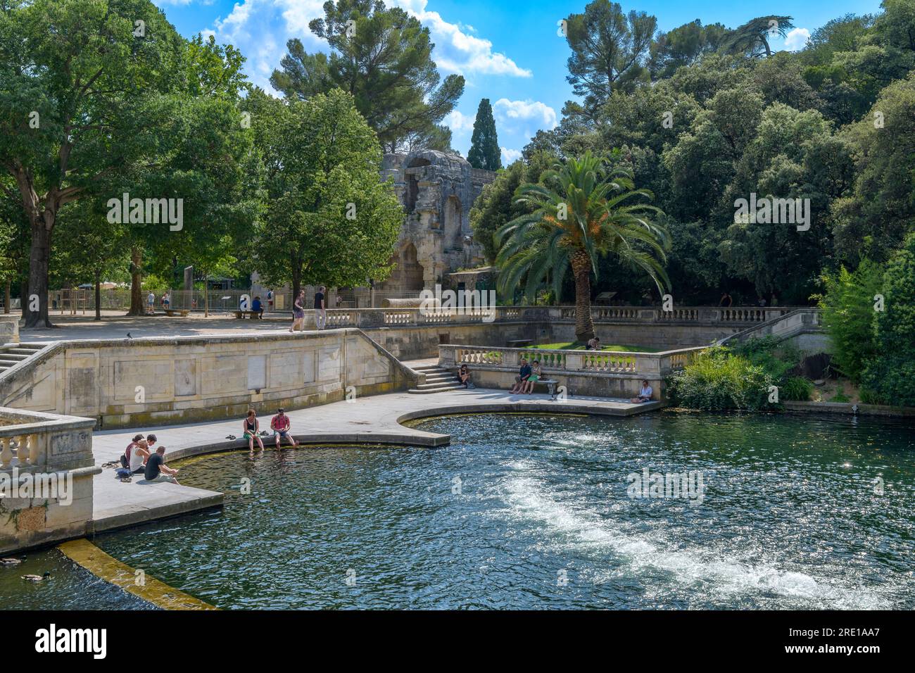 I Jardins de la Fontaine (giardini con fontane) sono una serie sontuosa di piscine collegate, originariamente la sorgente d'acqua di Nimes nel sud della Francia. Foto Stock
