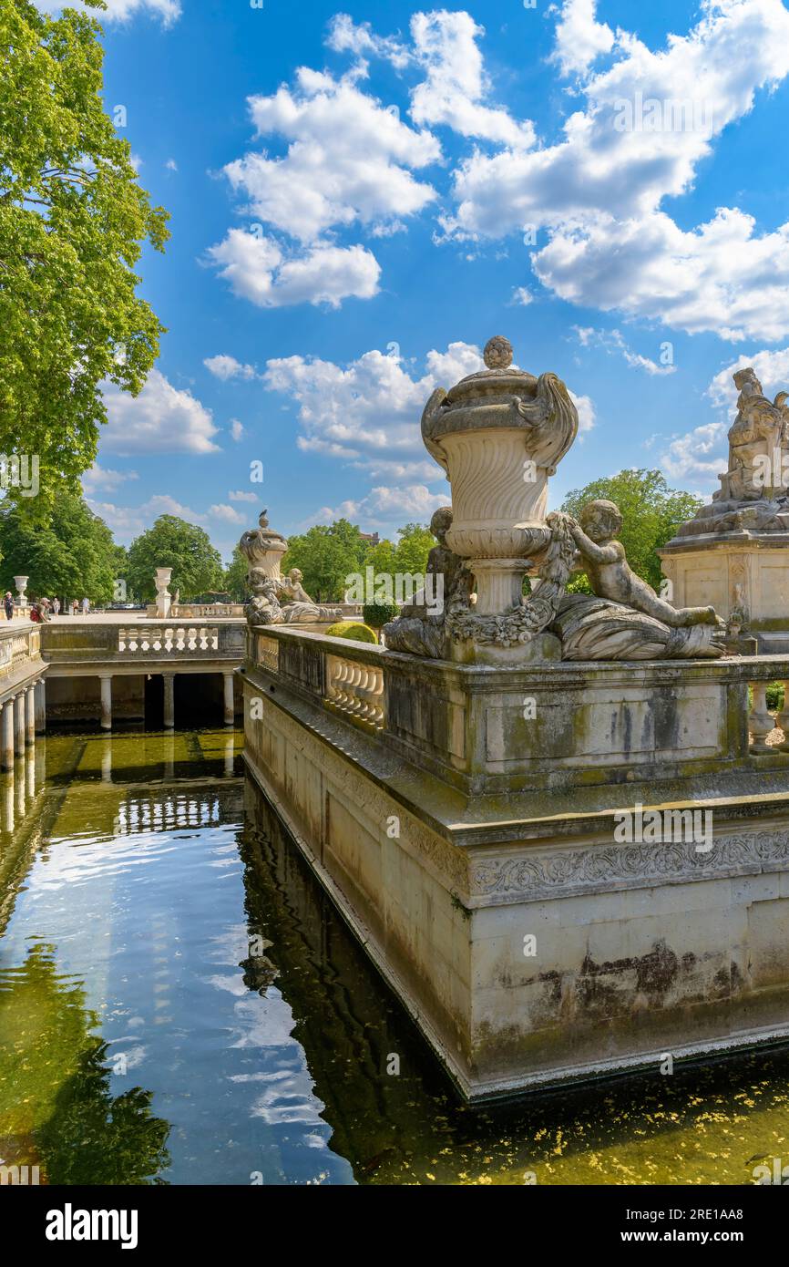 I Jardins de la Fontaine (giardini con fontane) sono una serie sontuosa di piscine collegate, originariamente la sorgente d'acqua di Nimes nel sud della Francia. Foto Stock