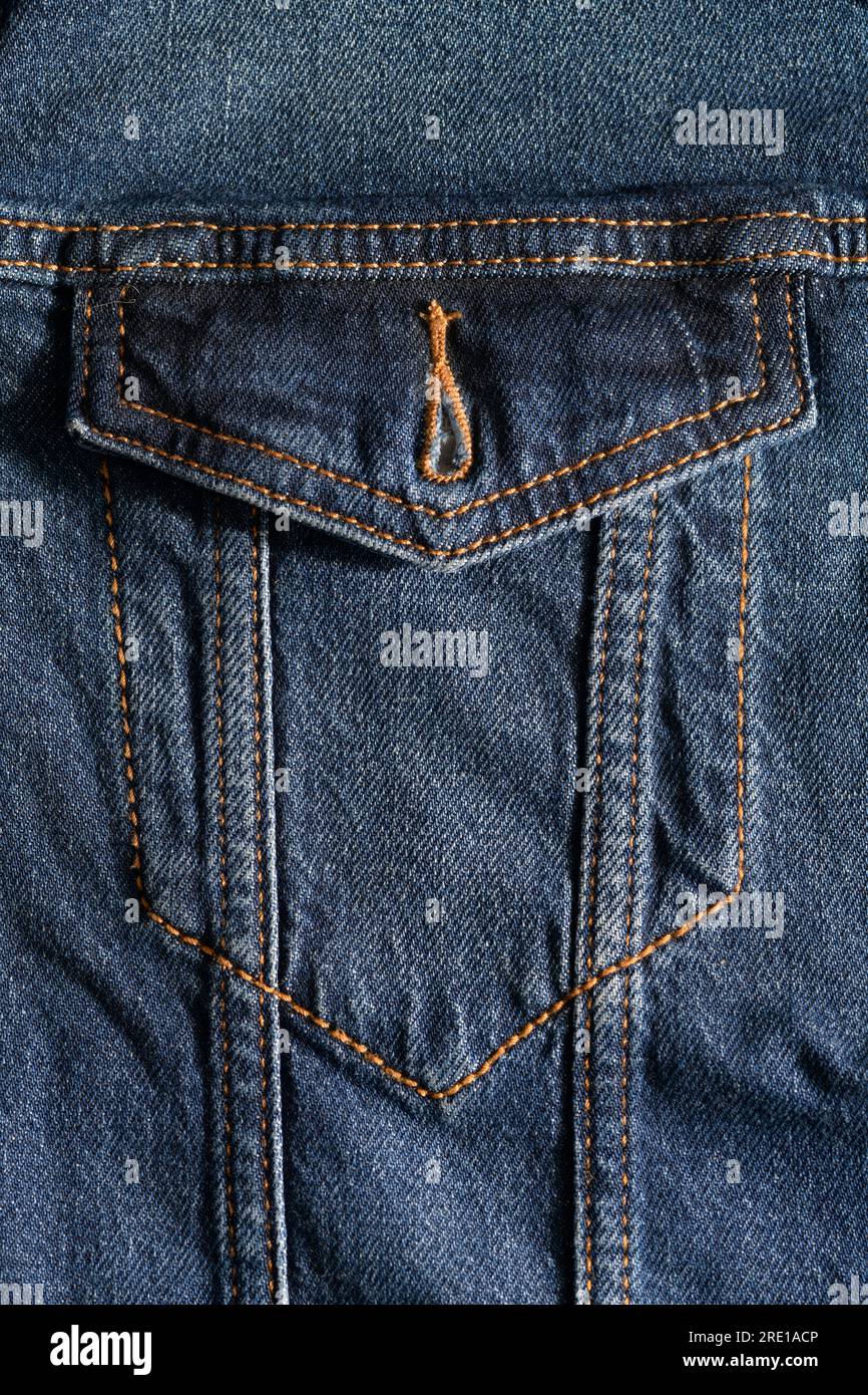 Primo piano della tasca della giacca in denim con patta Foto Stock