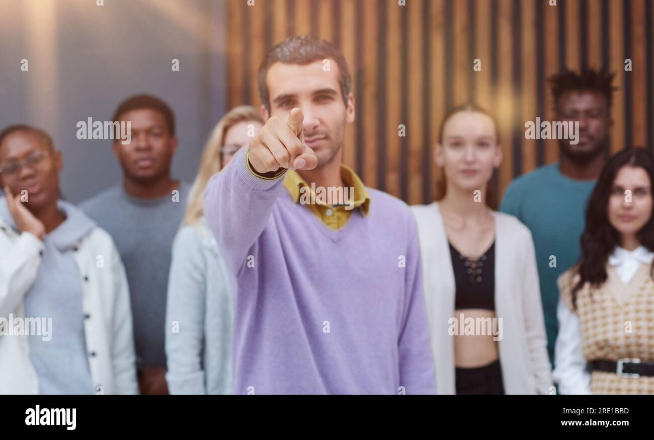 Il giovane uomo d'affari punta il dito indice verso la telecamera. Concetto di motivazione di invito all'azione Foto Stock