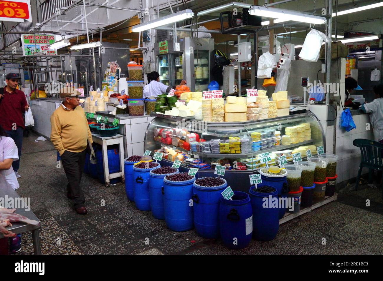 Bancarella che vende formaggi e olive al mercato la Aurora, Av Emancipación, centro di Lima, Perù Foto Stock