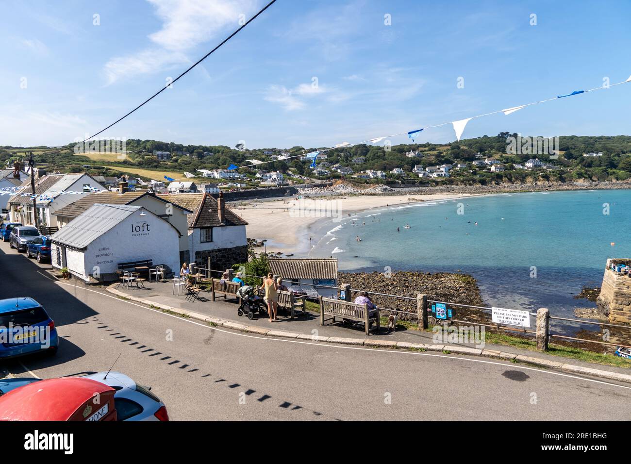 COVERACK, CORNOVAGLIA, REGNO UNITO - 7 LUGLIO 2023. Una tradizionale vista sulla strada della popolare destinazione turistica di Coverack in Cornovaglia con i turisti Foto Stock