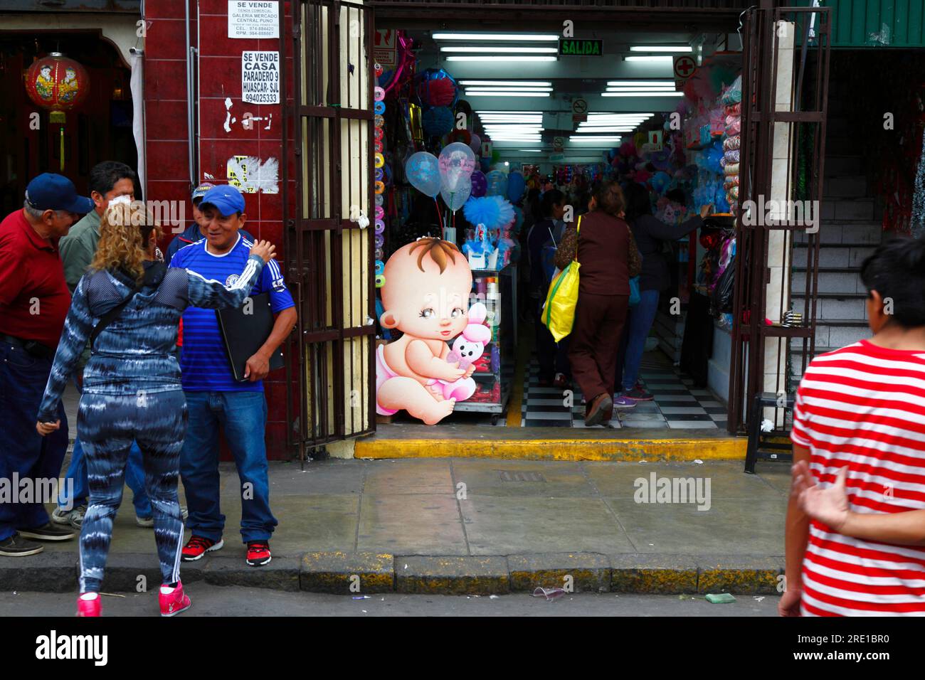 Grande bambino in cartone all'ingresso del negozio che vende articoli per bambini nell'area commerciale del centro di Lima, in Perù Foto Stock