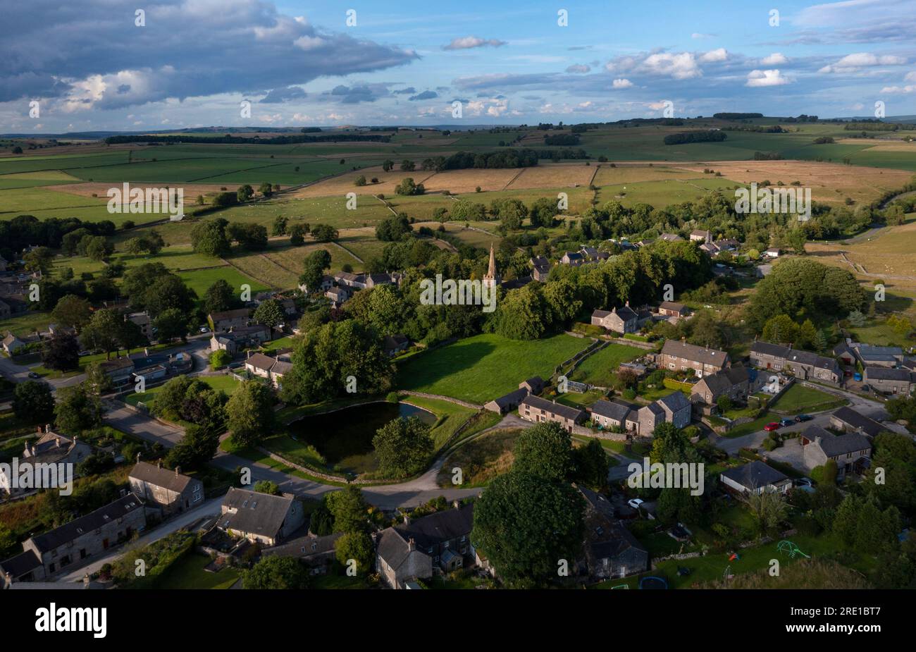 Vista aerea del Monyash Village nel Peak District , Derbyshire, Inghilterra Foto Stock