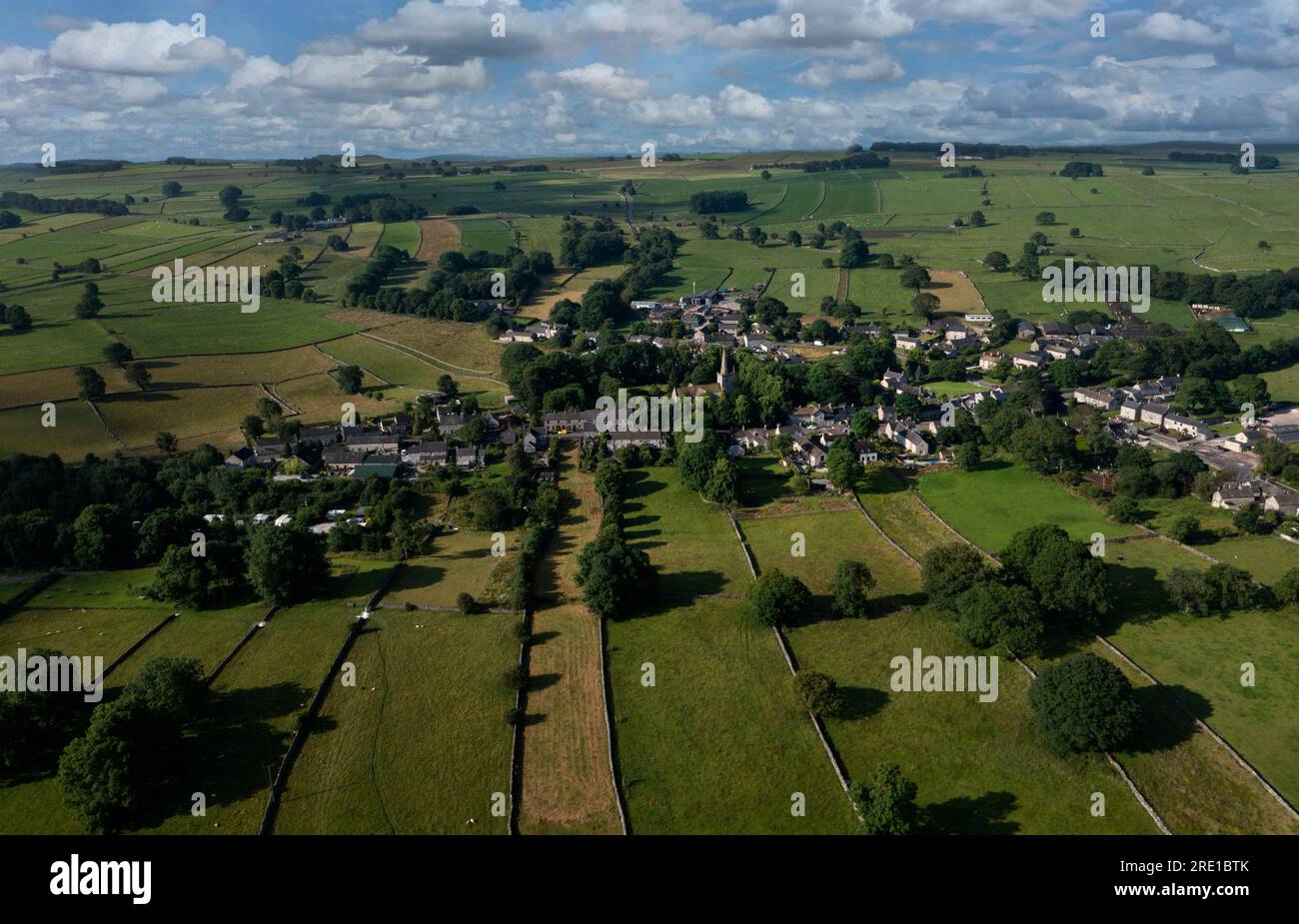 Vista aerea del Monyash Village nel Peak District , Derbyshire, Inghilterra Foto Stock
