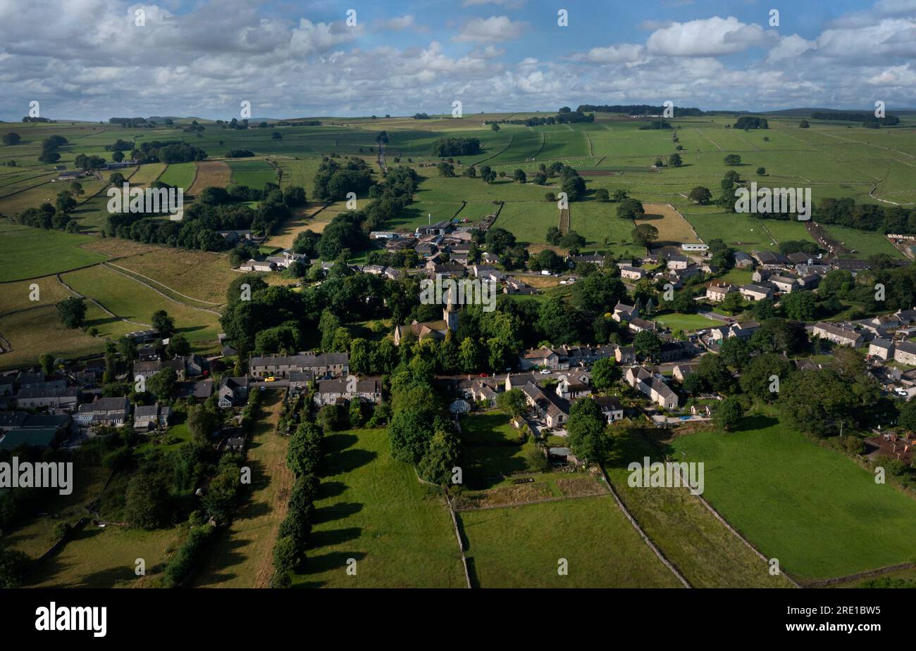Vista aerea del Monyash Village nel Peak District , Derbyshire, Inghilterra Foto Stock
