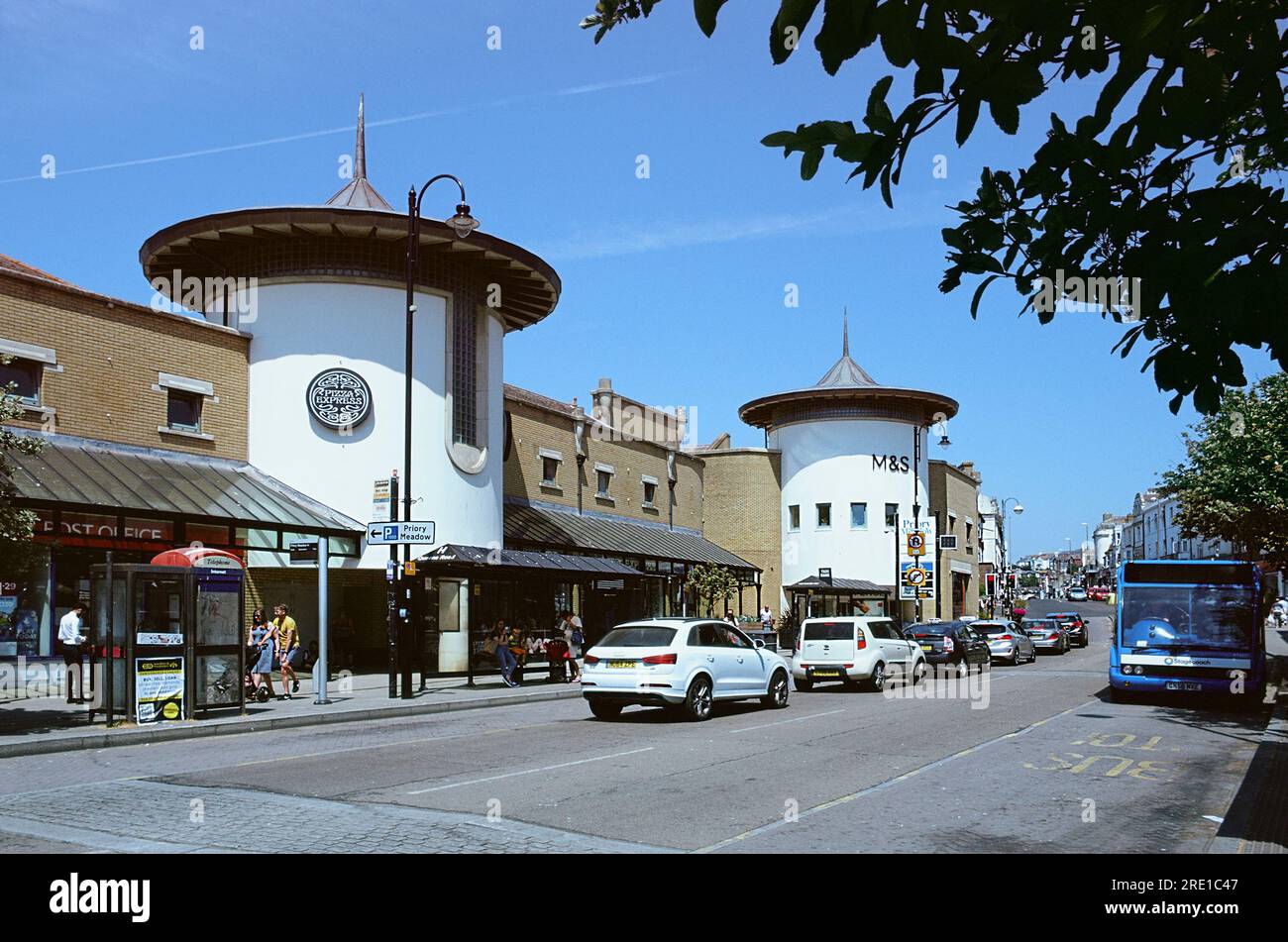 Queens Road, centro città di Hastings, East Sussex, Regno Unito, con il Priory Meadow Shopping Centre, in estate Foto Stock