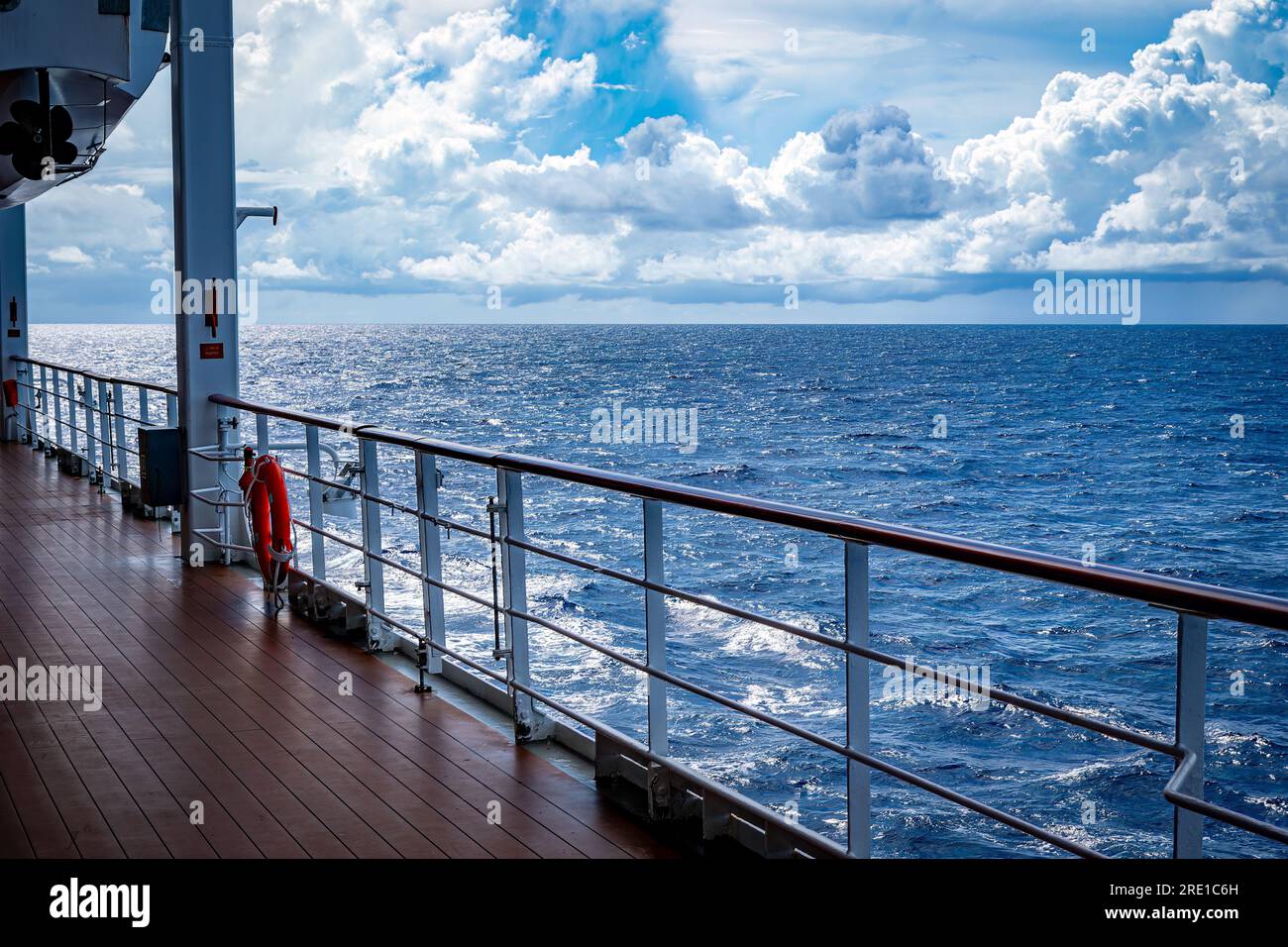 Vista dalla ringhiera di una nave da crociera affacciata sul mare Foto Stock