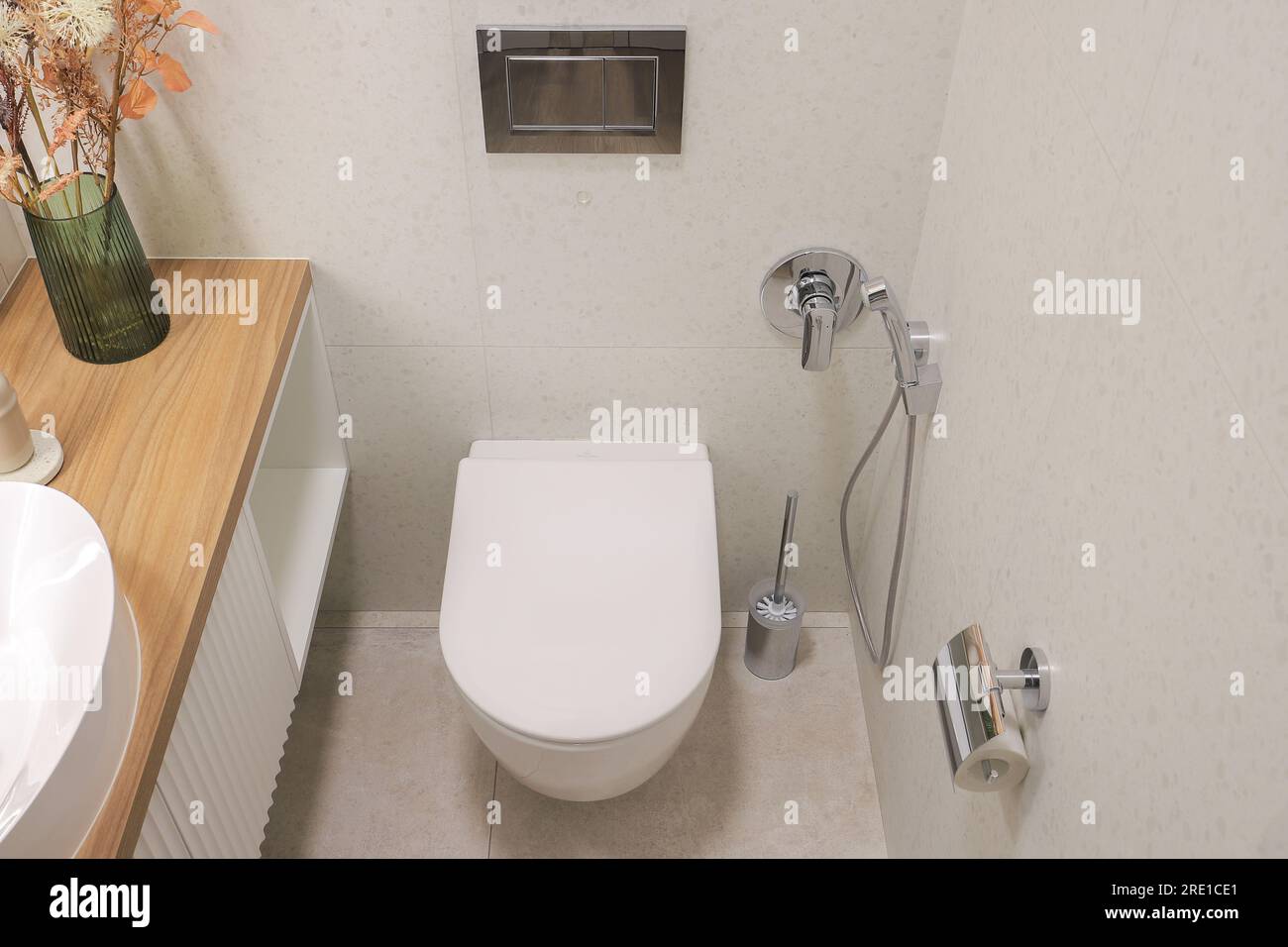 Primo piano bianco con carta igienica e spazzola igienica Foto Stock