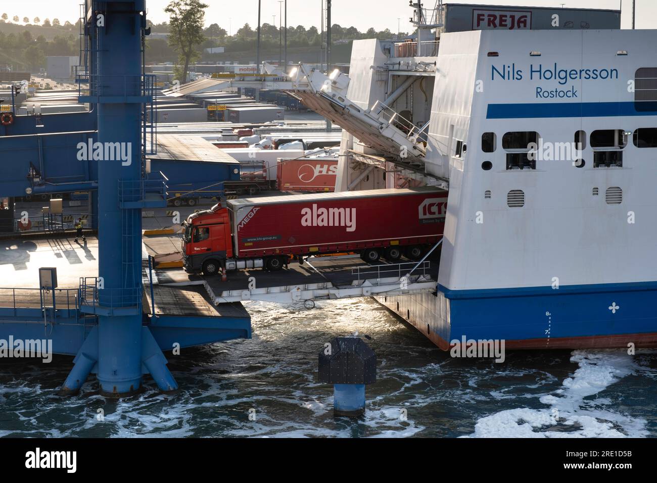 Il camion rosso con rimorchio parte dal traghetto Green Ship TT-Line NILS HOLGERSSON, nel porto di Travem¨ünde Foto Stock