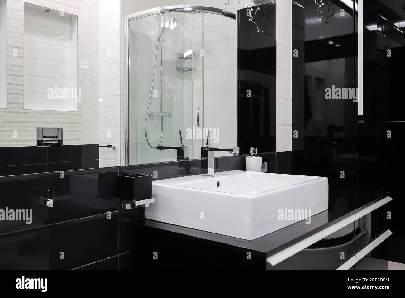 Rubinetto con lavabo in ceramica e specchio all'interno del bagno Foto Stock Rubinetto con lavabo in ceramica e specchio all'interno del bagno Foto Stock