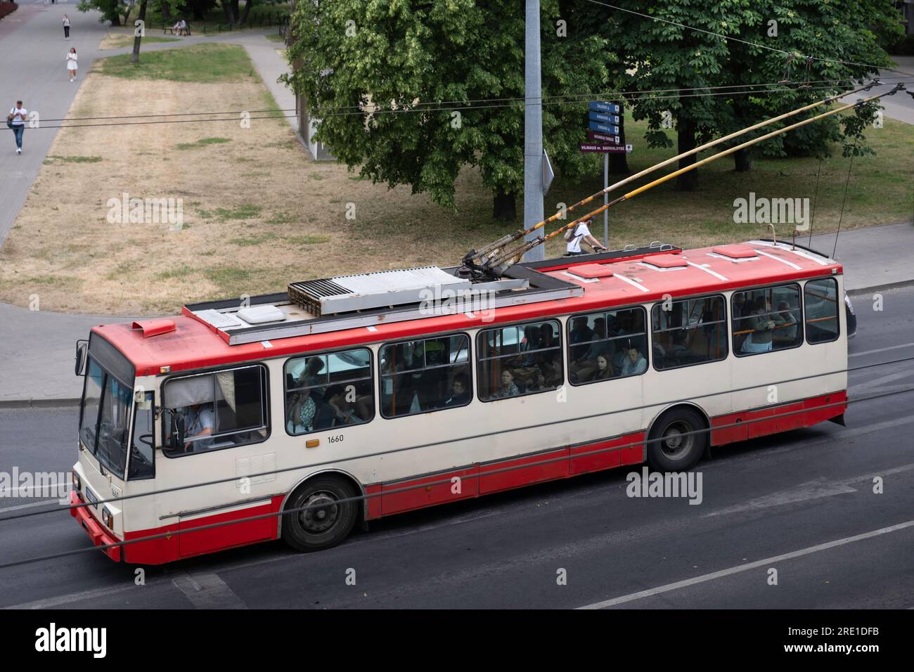 Vecchio tram di Skoda con passeggeri in una strada a Vilnius, Lituania. Trasporti pubblici VVT (Vilniaus viešasis Transportas). Visto dall'alto Foto Stock