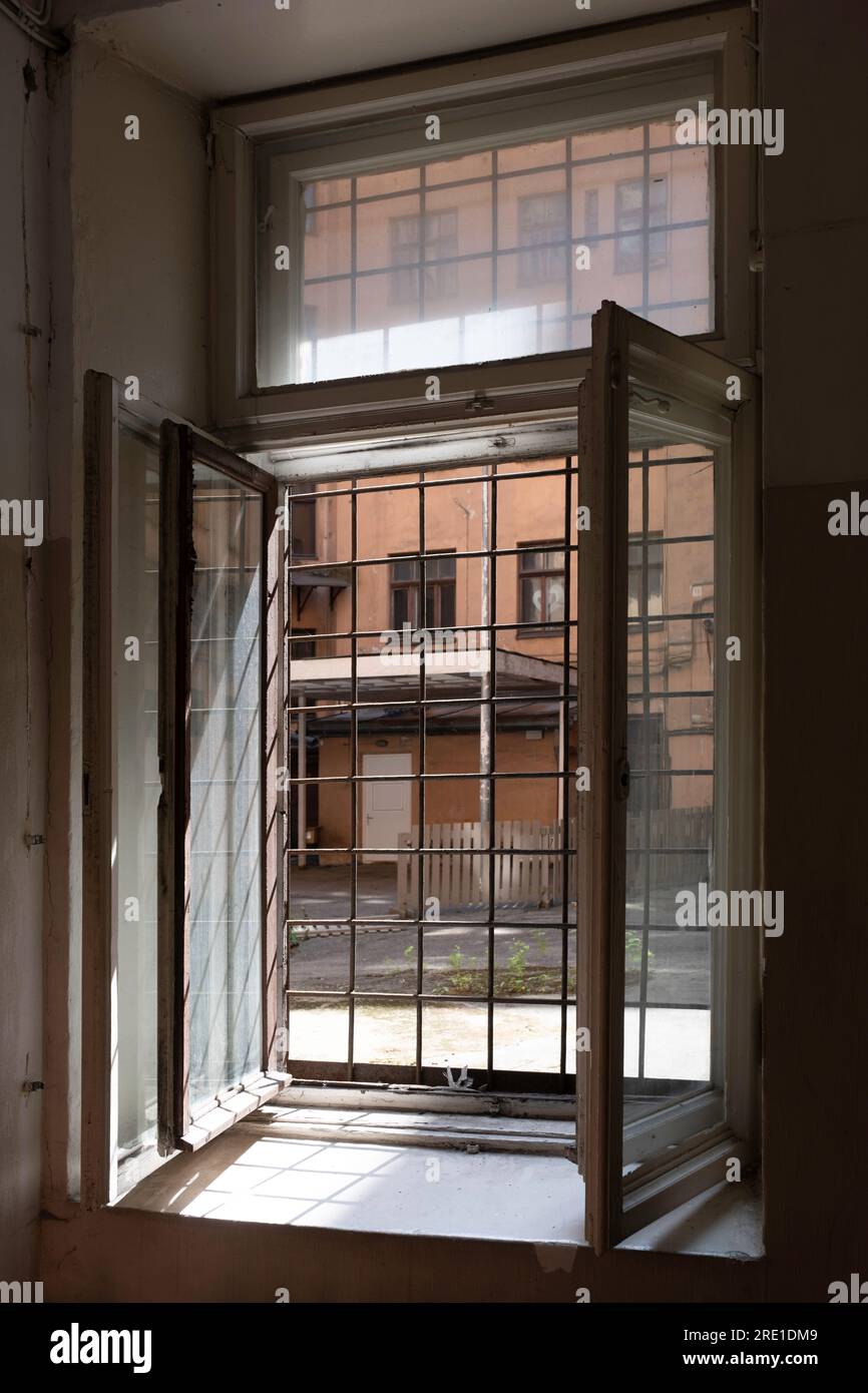 Interno del museo nella Corner House a riga, Lettonia. Finestra a mattoni che si affaccia sul cortile Foto Stock