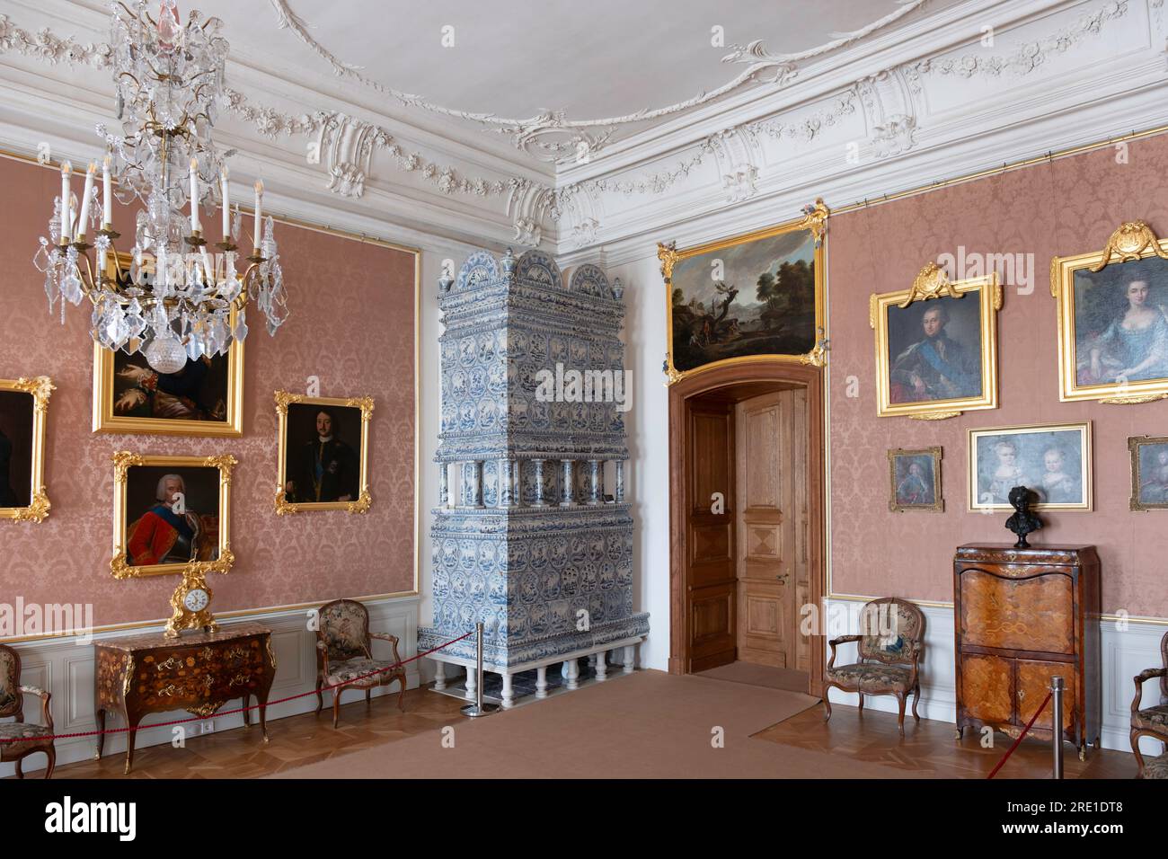 Interni del Palazzo di Rundāle con stufa piastrellata. La sala con i ritratti dei governatori espone ritratti di governanti che erano legati alla storia della Curlandia Foto Stock