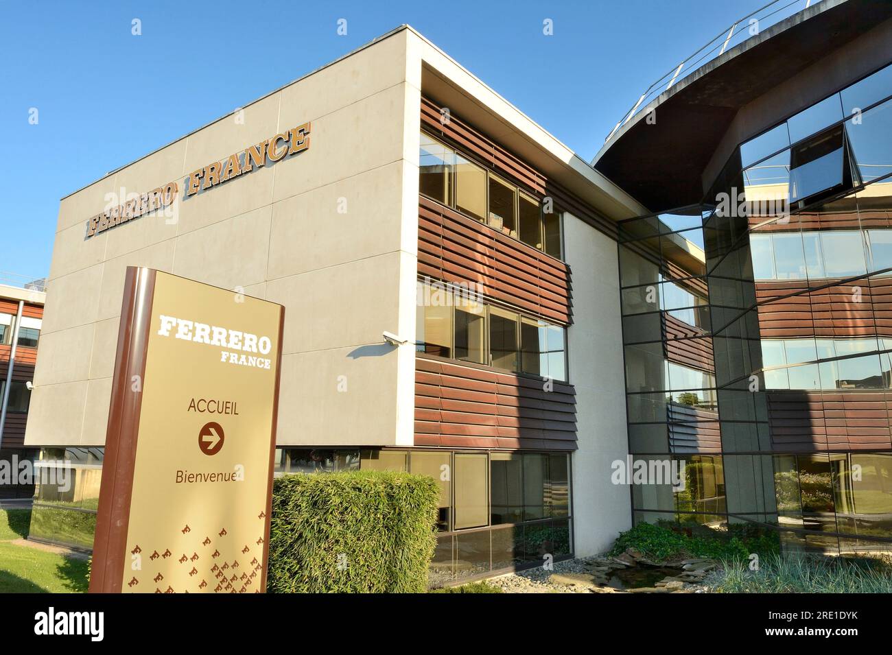 Ferrero France Headquarters a Mont Saint Aignan (Francia settentrionale): Un'azienda dolciaria nota per prodotti come Nutella, Kinder, Ferrero Rocher Foto Stock