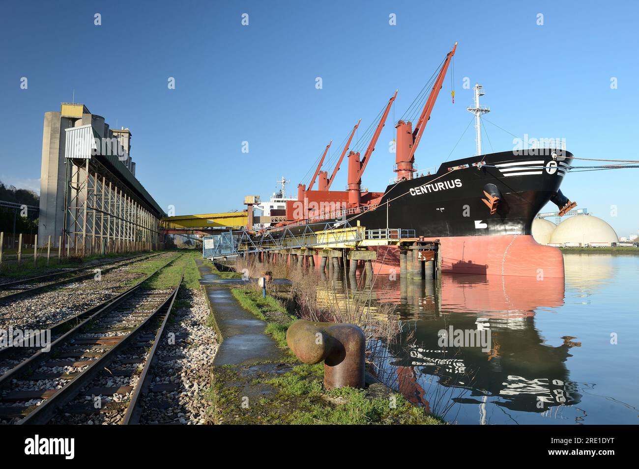 Rouen (Francia settentrionale): Porto fluviale attraversato la Senna, porto HAROPA. Silos, cestini di grano Lecureur lungo la Senna: Caricamento di grano su una ca Foto Stock