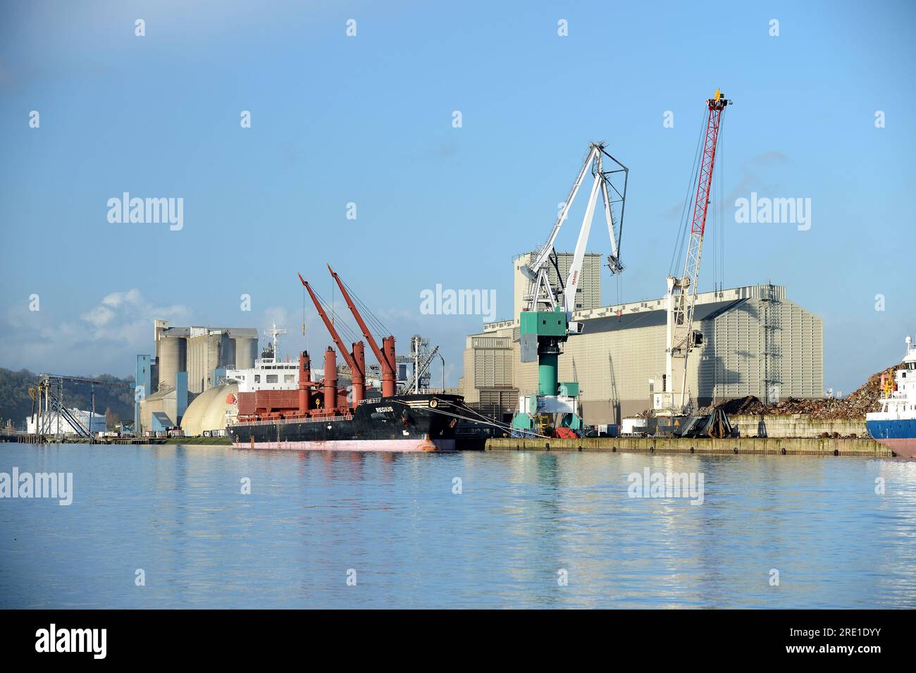 Rouen Petit Couronne (Francia settentrionale): Porto fluviale che attraversa la Senna, porto HAROPA. Silos, Beuzelin Groupe BZ grani vicino alla Senna: Foto Stock