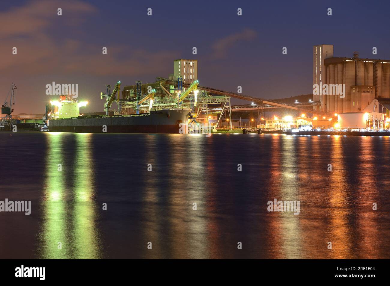 Rouen Grand Couronne (Francia settentrionale): Porto fluviale che attraversa la Senna, porto HAROPA. Silos, cestini di grano Senalia lungo la Senna: Carico Foto Stock