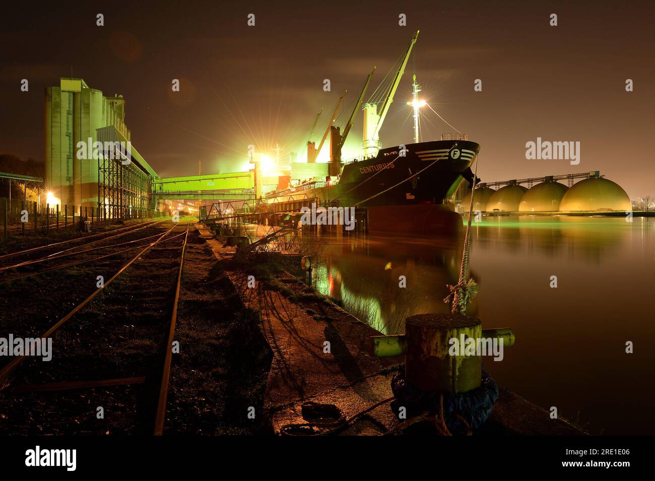 Rouen (Francia settentrionale): Porto fluviale attraversato la Senna, porto HAROPA. Silos, cestini di grano Lecureur lungo la Senna: Caricamento di grano su una ca Foto Stock