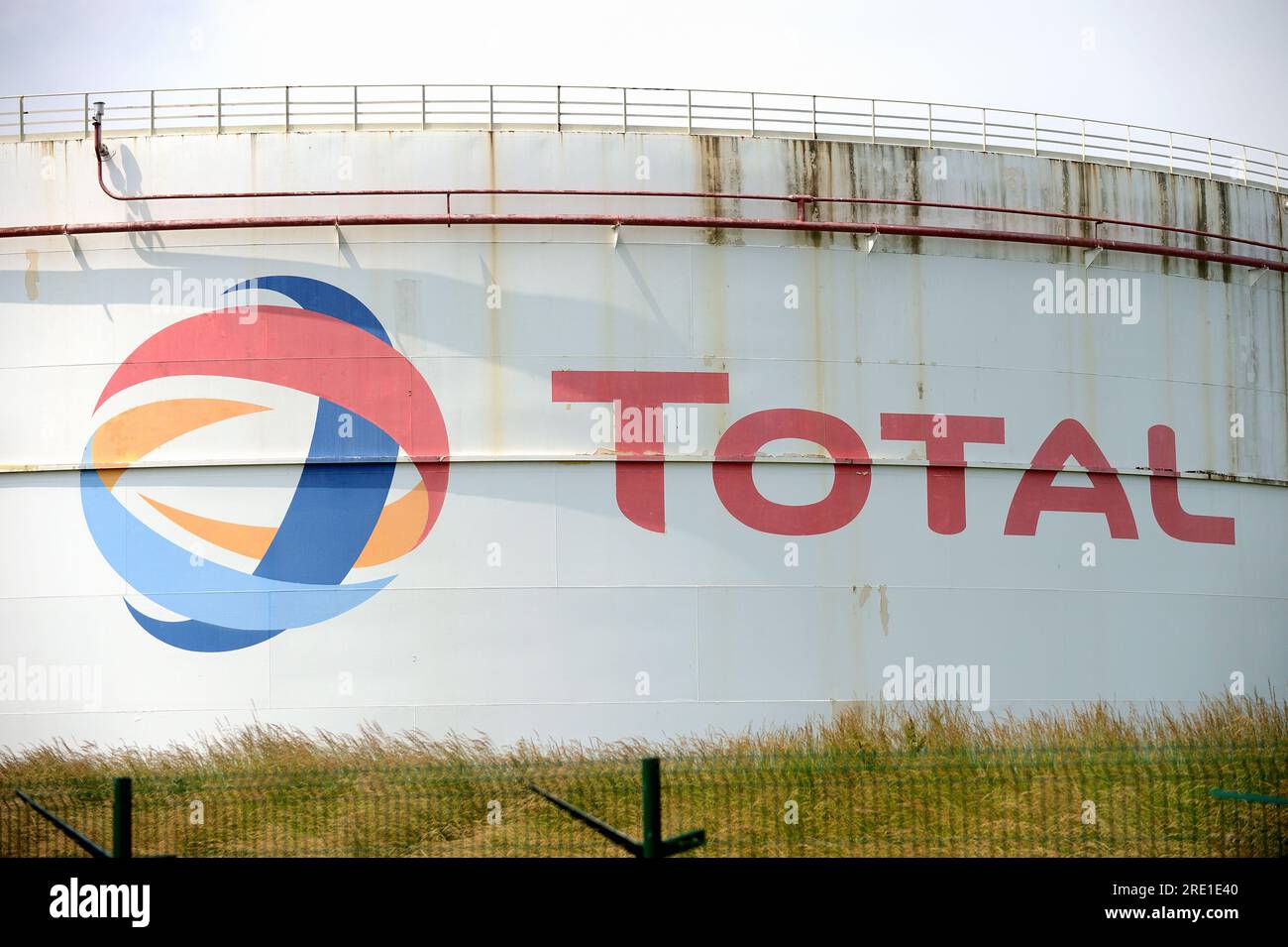 Serbatoio di stoccaggio in una raffineria con il precedente logo Total Foto Stock