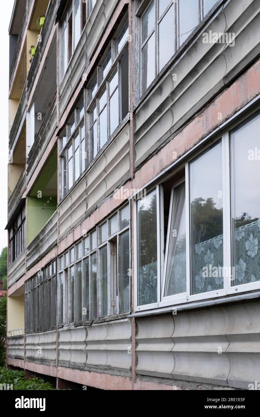 Appartamento sovietico ordinario e senza conforto, un cosiddetto Khrushchevka a Liepaja, Lettonia. Appartamento a basso costo, rivestito in cemento o in mattoni a tre o cinque piani Foto Stock