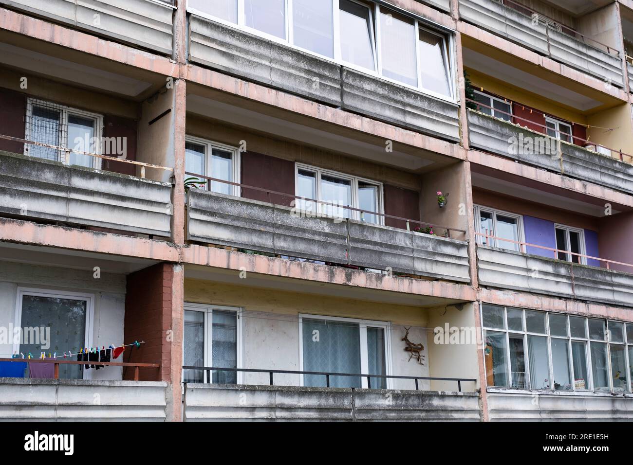 Appartamento sovietico ordinario e senza conforto, un cosiddetto Khrushchevka a Liepaja, Lettonia. Appartamento a basso costo, rivestito in cemento o in mattoni a tre o cinque piani Foto Stock