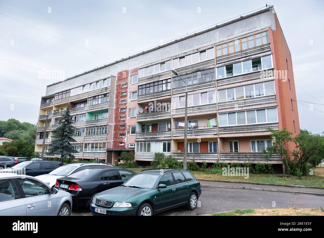 Appartamento sovietico ordinario e senza conforto, un cosiddetto Khrushchevka a Liepaja, Lettonia. Appartamento a basso costo, rivestito in cemento o in mattoni a tre o cinque piani Foto Stock