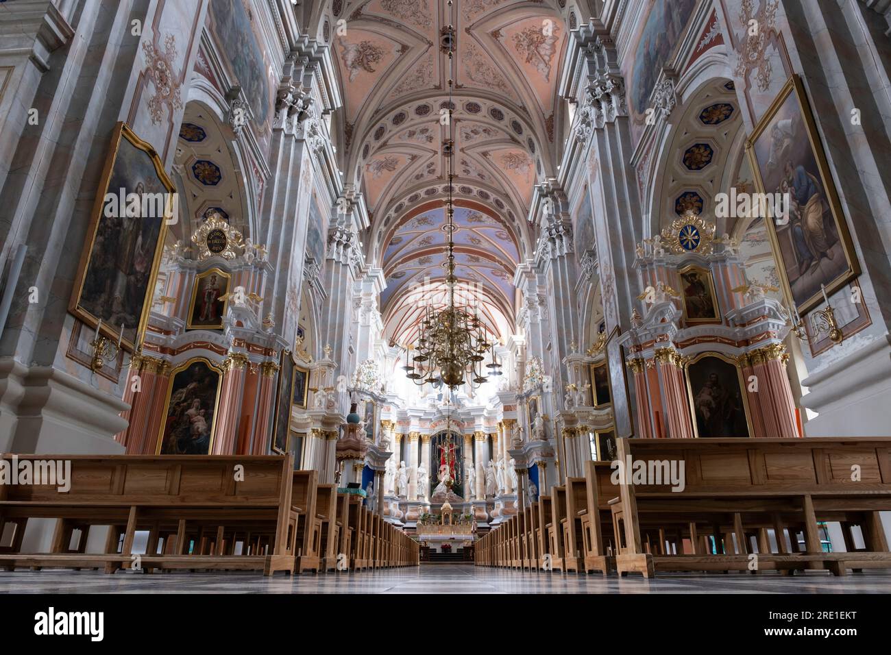 Interno dall'ingresso della Cattedrale Basilica degli Apostoli di San Peter e St. Paolo di Kaunas, Lituania Foto Stock