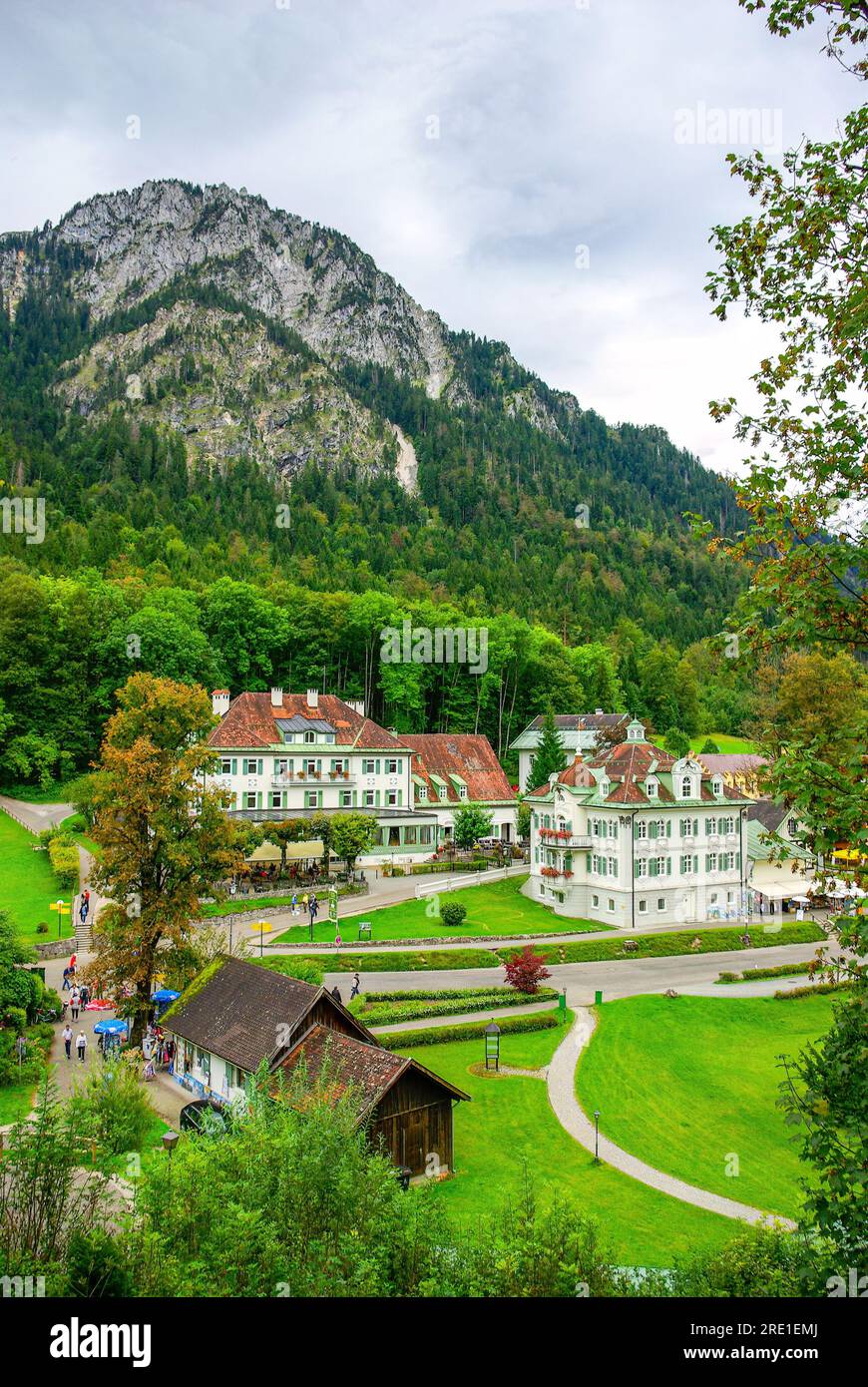 Hohenschwangau, un villaggio di Schwangau, Baviera, Germania, è un centro turistico come punto di partenza per visitare i castelli reali. Foto Stock