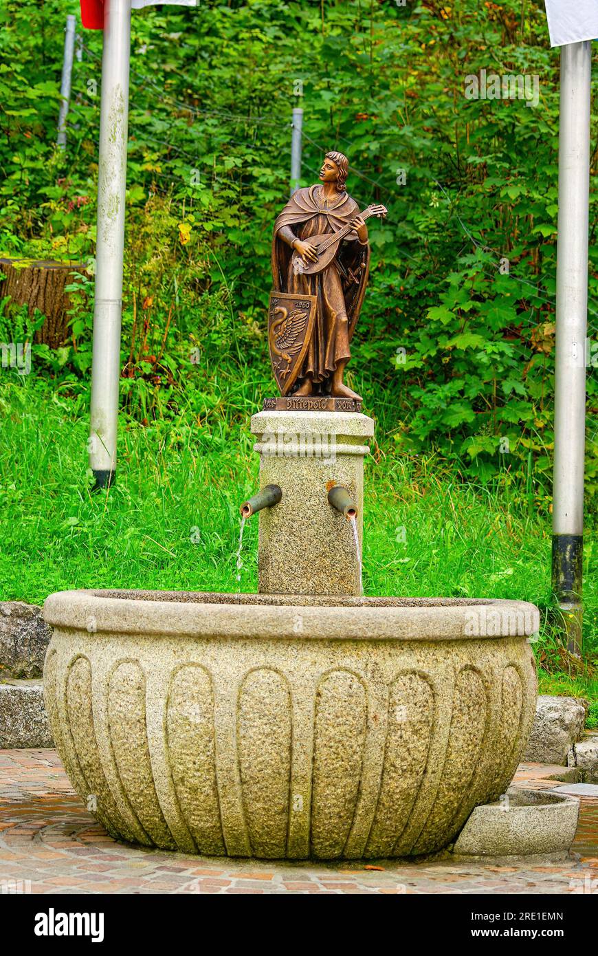 Fontana in onore del minstrel Hiltbolt von Schwangau a Hohenschwangau, Schwangau, Baviera, Germania. Foto Stock