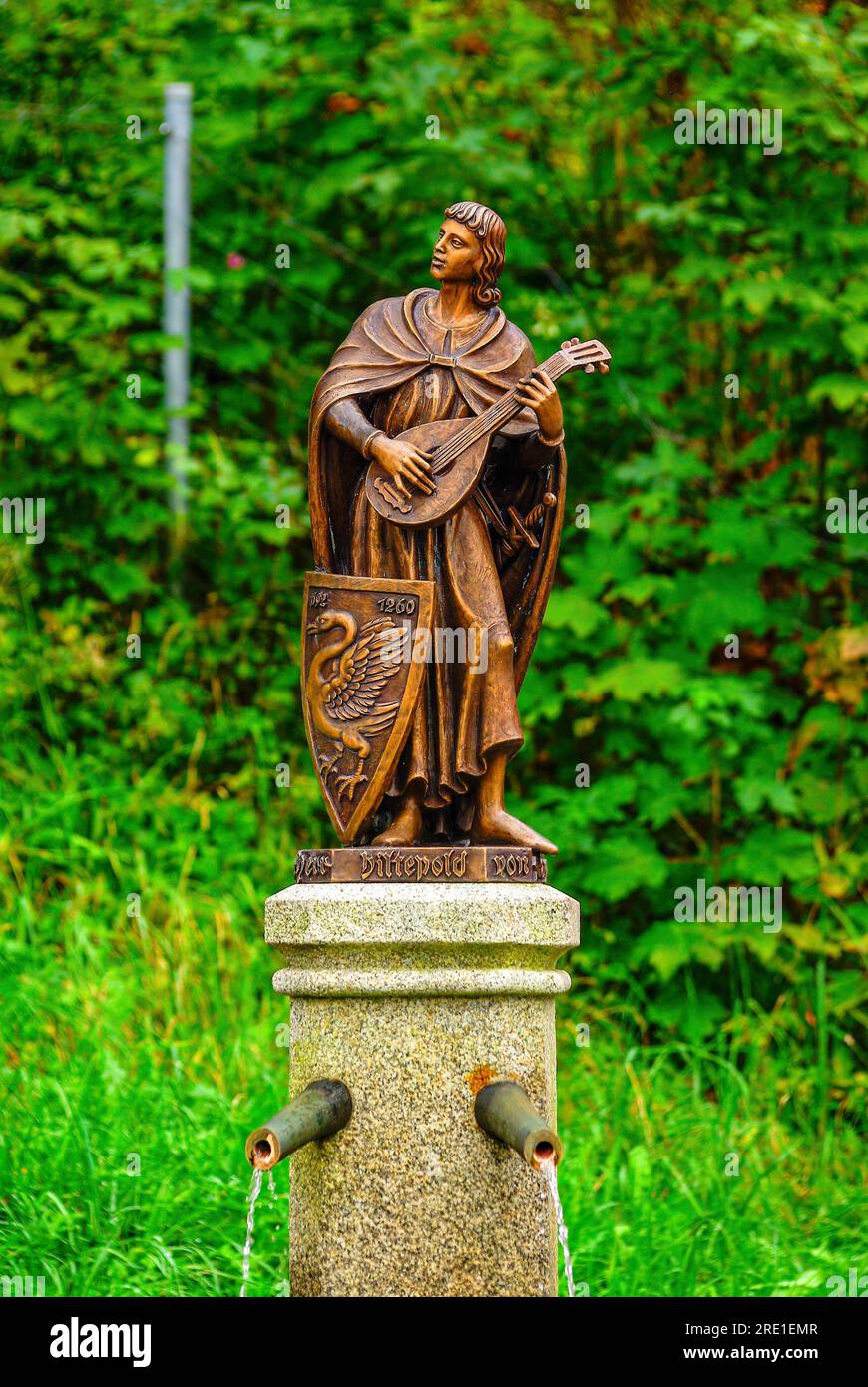 Fontana in onore del minstrel Hiltbolt von Schwangau a Hohenschwangau, Schwangau, Baviera, Germania. Foto Stock