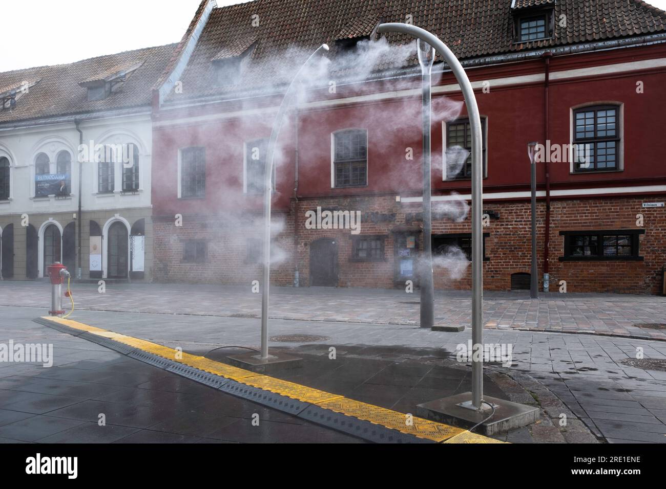 Installazione per raffreddare le persone spruzzando acqua sopra di esse. Su una piazza nella città lituana di Kaunas. Attenzione alla contaminazione da Legionella Foto Stock