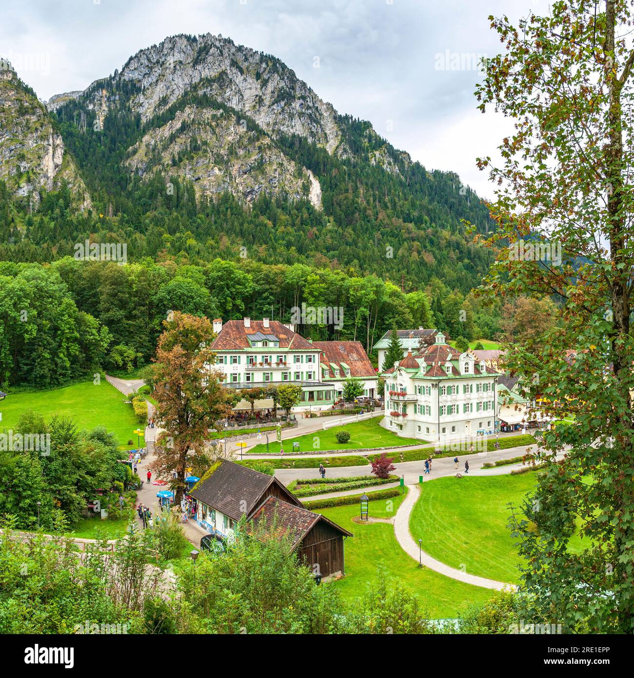 Hohenschwangau, un villaggio di Schwangau, Baviera, Germania, è un centro turistico come punto di partenza per visitare i castelli reali. Foto Stock