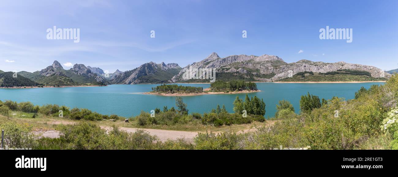 Vista panoramica sul lago artificiale di Riaño, situato sui Picos de Europa o Cime d'Europa, una catena montuosa che fa parte dei Monti Cantabrici di NOR Foto Stock