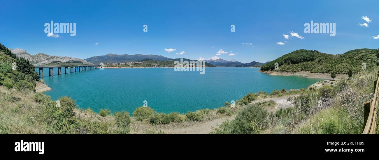 Vista panoramica sul lago artificiale di Riaño, situato sui Picos de Europa o Cime d'Europa, una catena montuosa che fa parte dei Monti Cantabrici di NOR Foto Stock