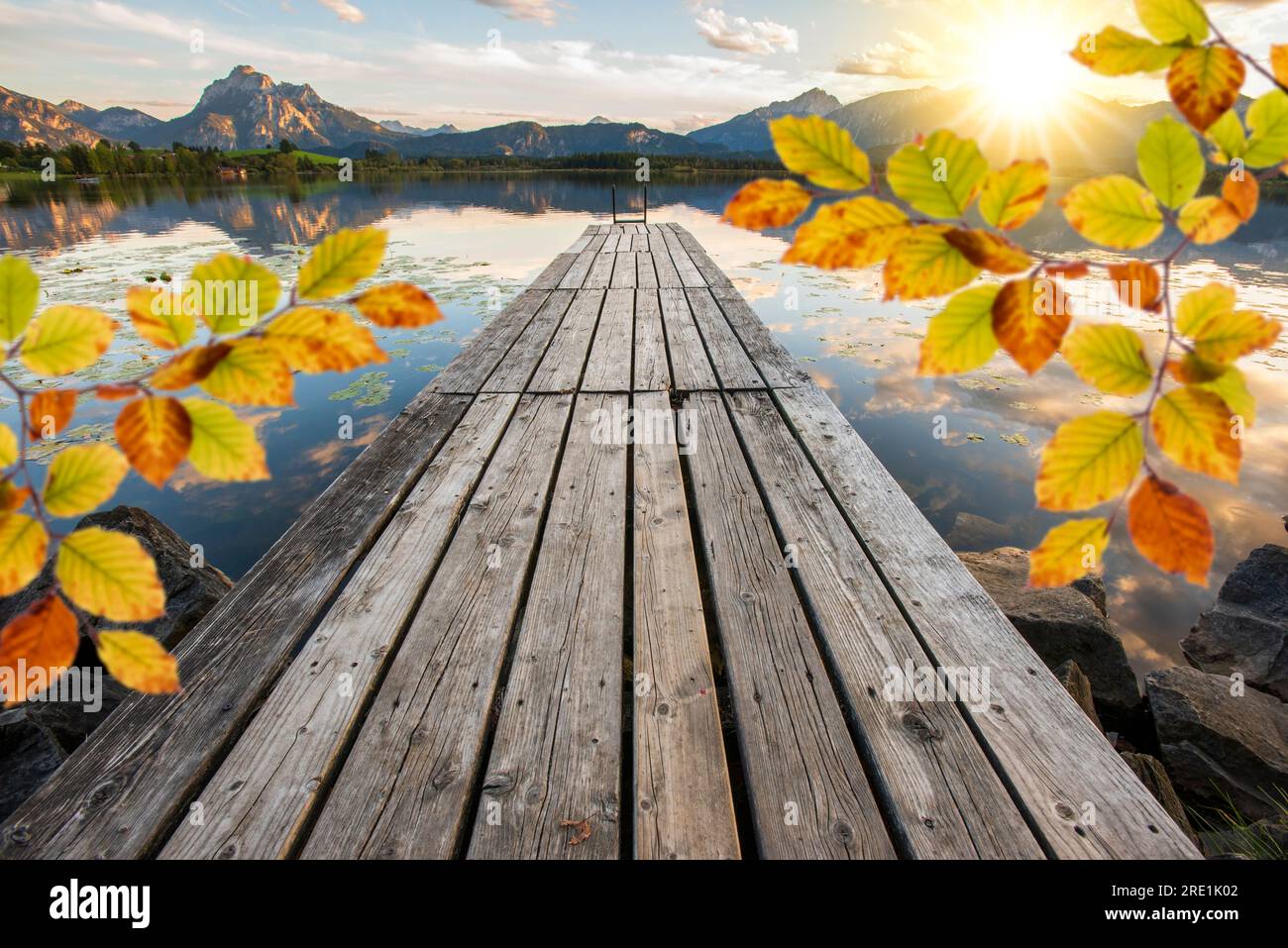 molo di legno con vista sul lago in autunno Foto Stock