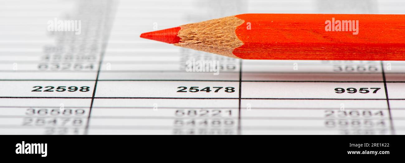 business, finanza ed economia con matita e dati di borsa Foto Stock