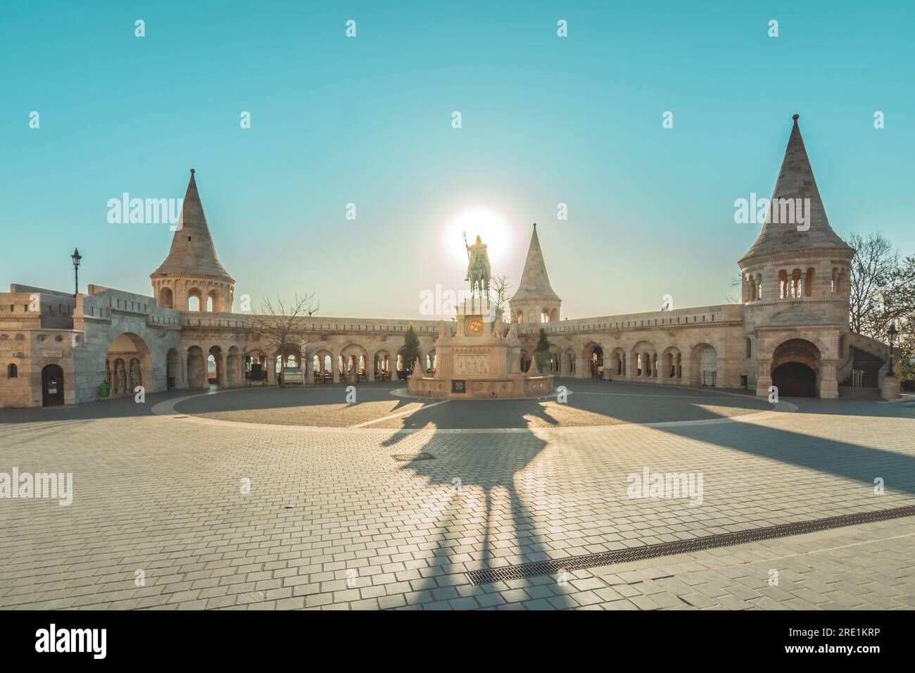 il bastione dei pescatori al mattino a budapest, insegnando alla gente e in una luce da sogno Foto Stock