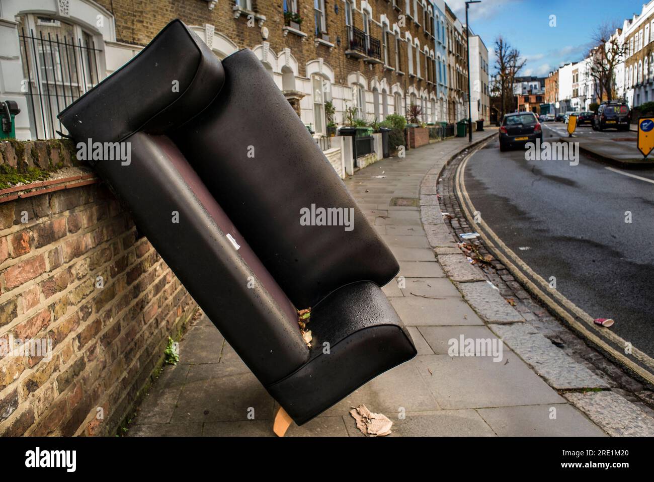 il divano è stato scaricato sul lato della strada Foto Stock