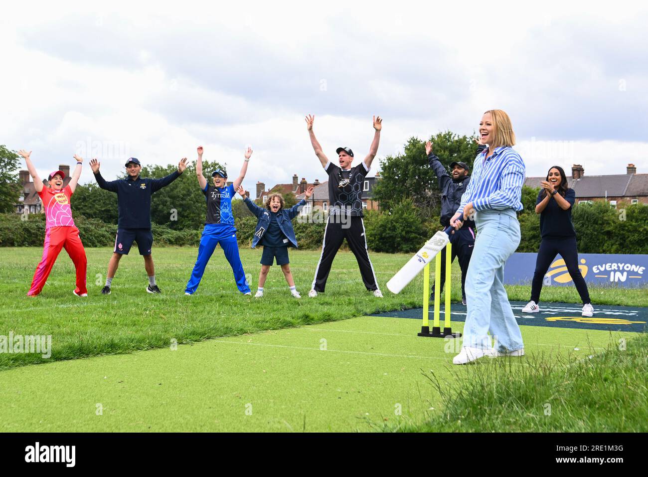 EDITORIALE UTILIZZA SOLO Kimberley Walsh (seconda a destra), insieme a Isa Guha (a destra) e giocatori di The Hundred, partecipano a una sessione di cricket con le comunità locali a Broadwater Farm, Tottenham per celebrare l'apertura del primo campo da installare come parte della campagna KP Snacks 'Everybody in', Un'iniziativa per installare 100 campi da cricket di base nei prossimi 3 anni nel Regno Unito. Data immagine: Lunedì 24 luglio 2024. Foto Stock