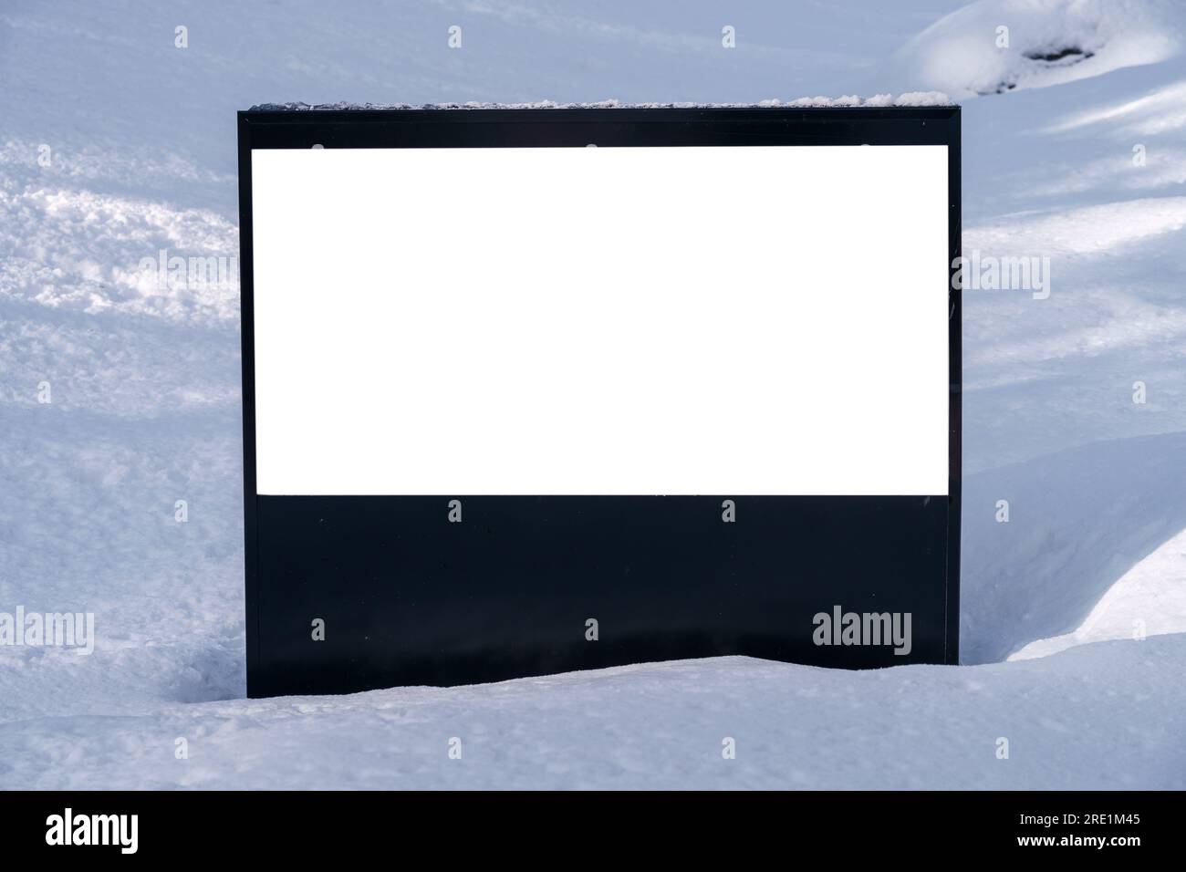 Cartellone orizzontale bianco nella neve. Mockup di un'insegna vuota. Foto Stock