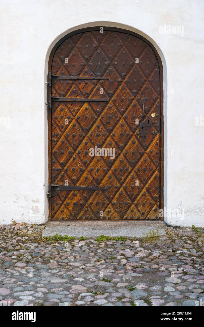Porta storica in legno della Cattedrale di Porvoo in Finlandia , da vicino. Foto Stock