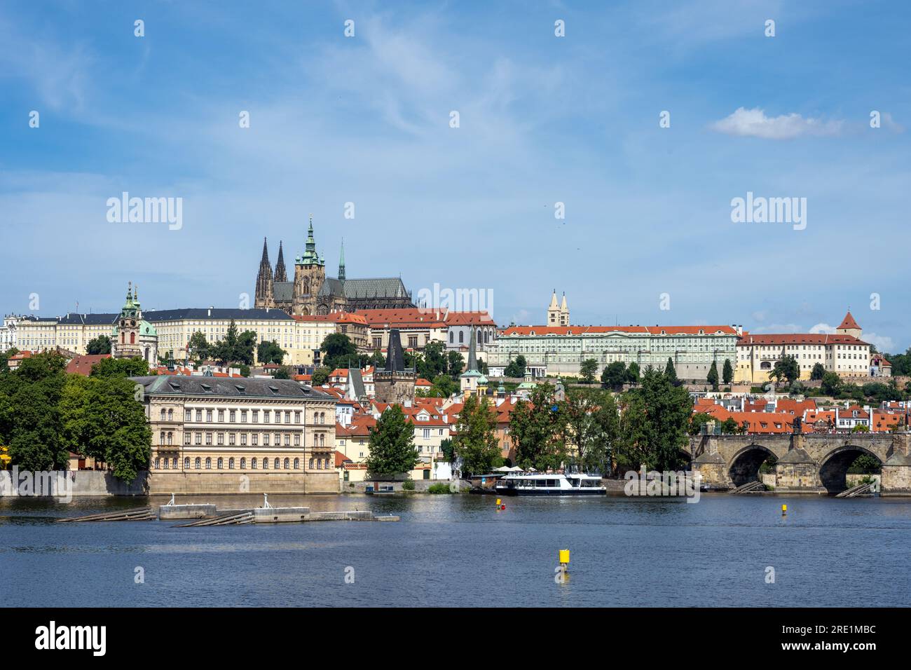 Panorama del famoso Ponte Carlo e del Castello di Praga in una giornata di sole Foto Stock